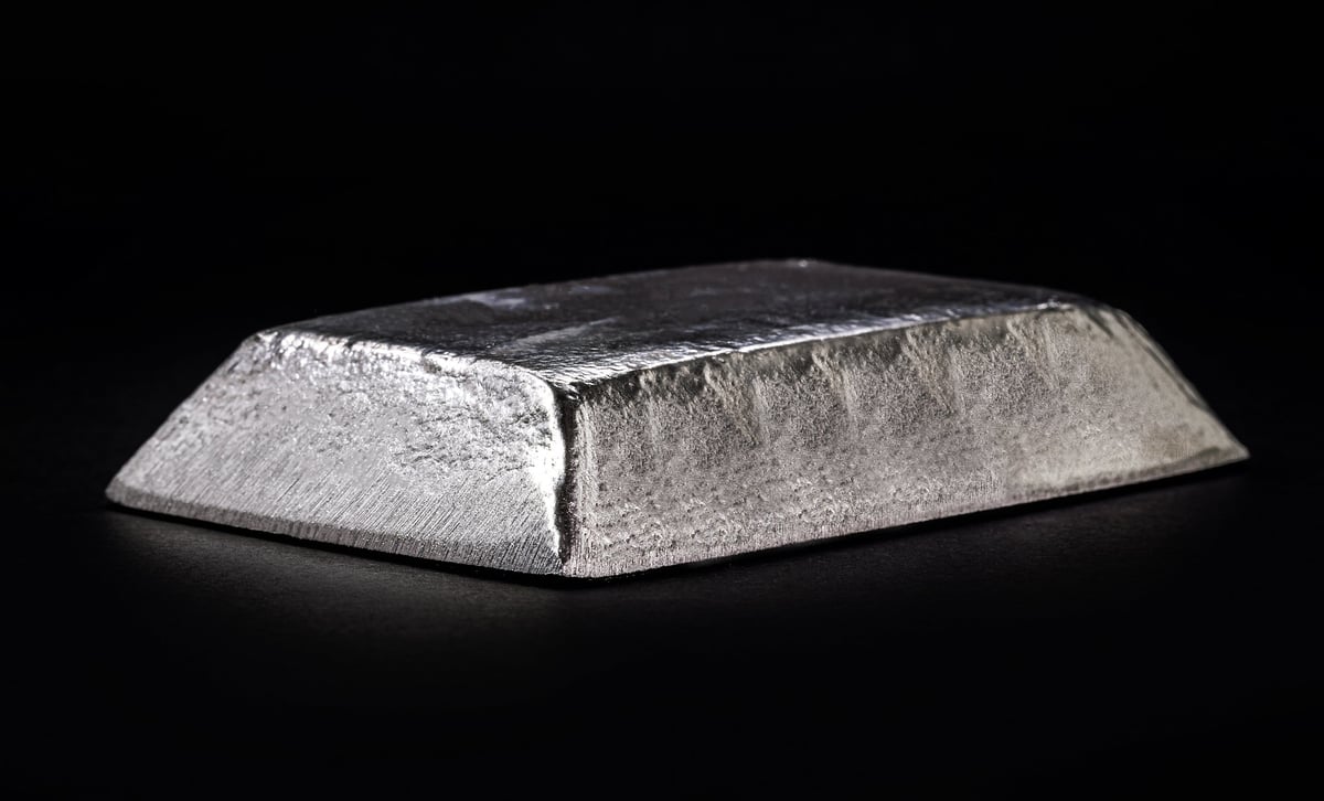 Ingot or insulated lead bar, light metal used in general industry