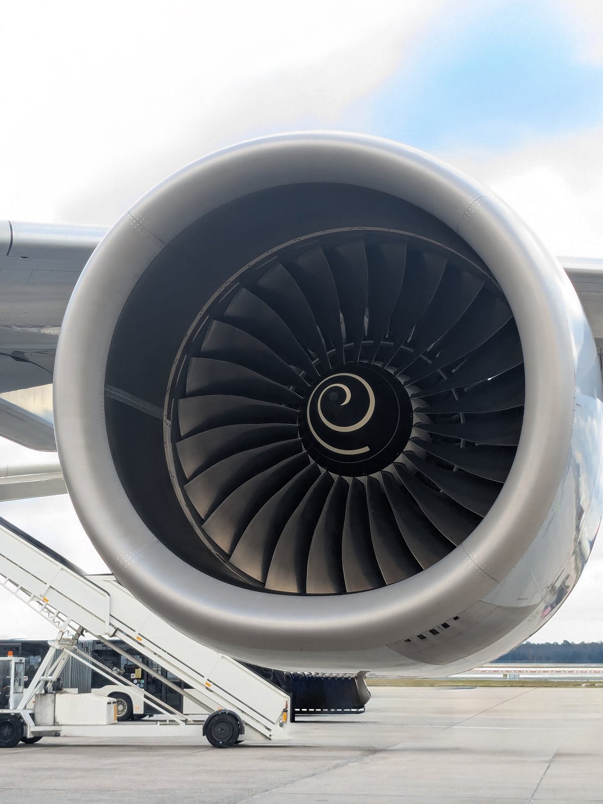 Commercial aircraft jet engine with large fan and numerous blades